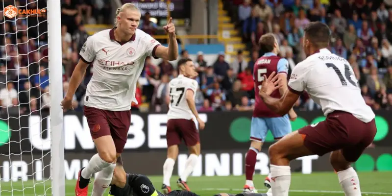 Turf Moor rực rỡ ánh đèn trước trận Burnley vs Manchester City Premier League